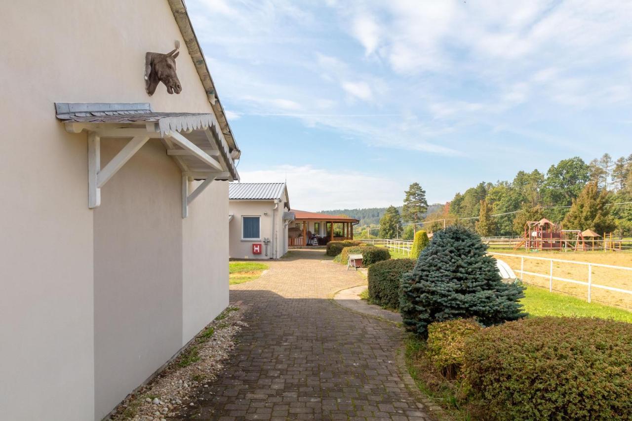 Farma Slunecny Dvur Apartmany A Family Stany Strecha Pod Strechou Hermanuv Mestec Buitenkant foto