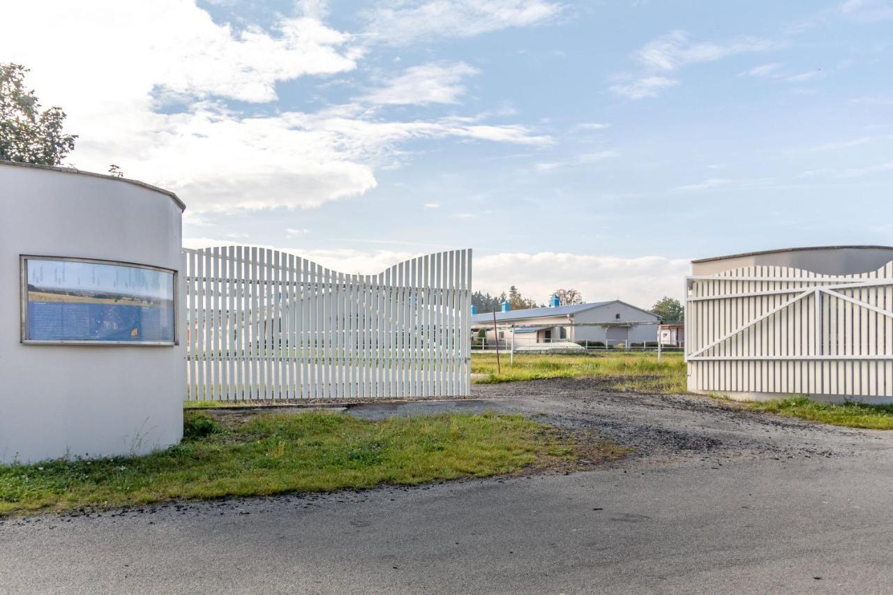 Farma Slunecny Dvur Apartmany A Family Stany Strecha Pod Strechou Hermanuv Mestec Buitenkant foto