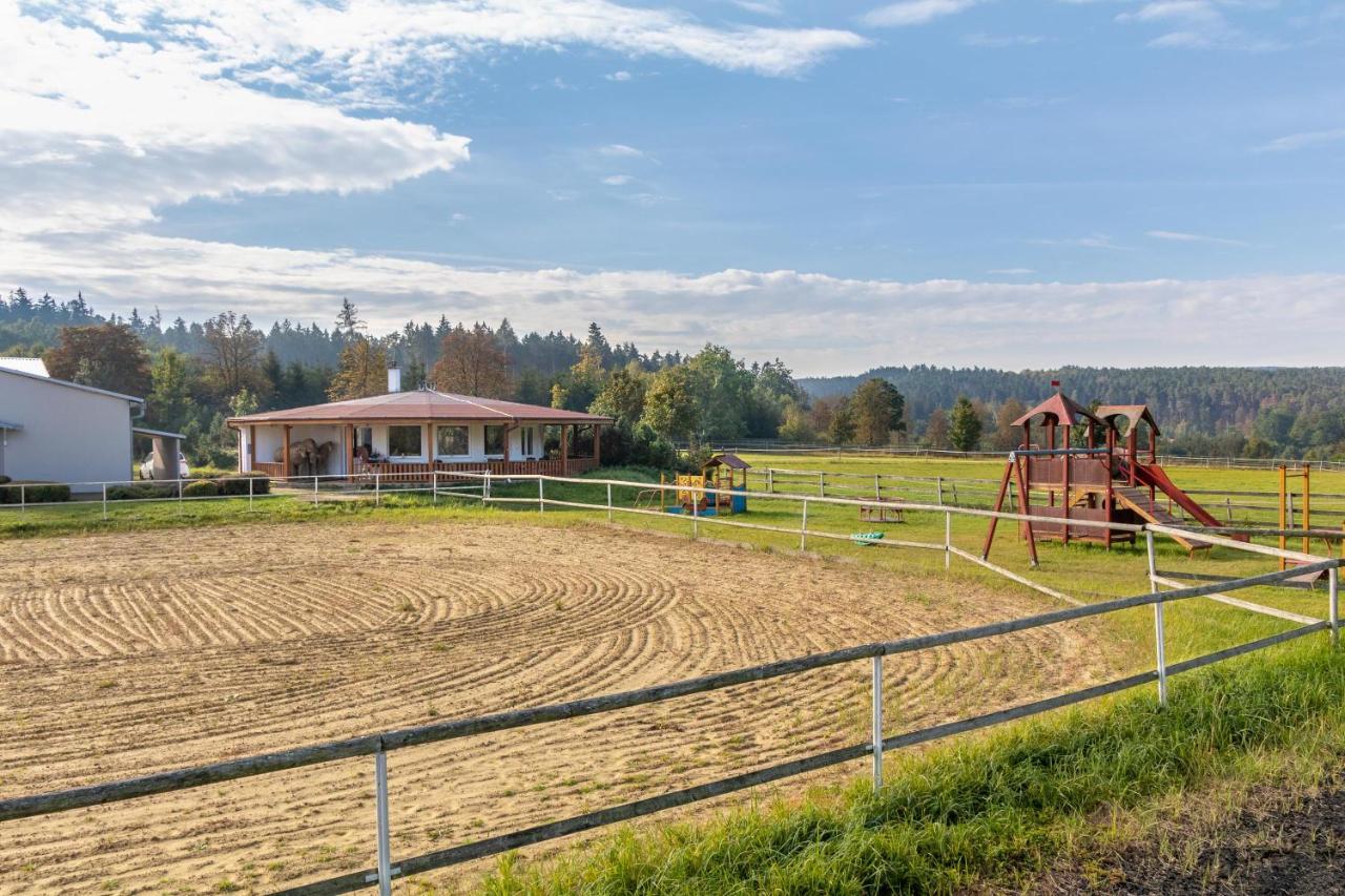 Farma Slunecny Dvur Apartmany A Family Stany Strecha Pod Strechou Hermanuv Mestec Buitenkant foto
