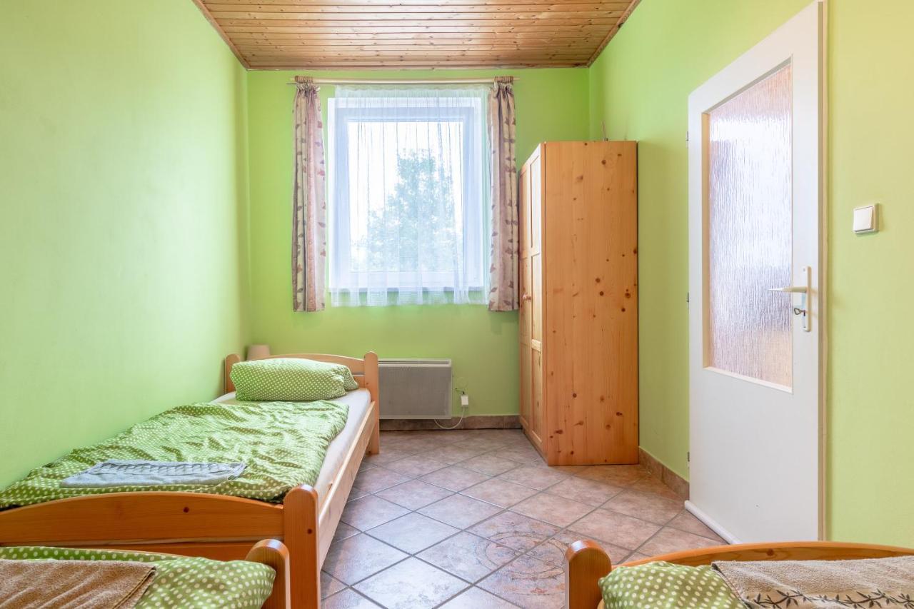 Farma Slunecny Dvur Apartmany A Family Stany Strecha Pod Strechou Hermanuv Mestec Buitenkant foto