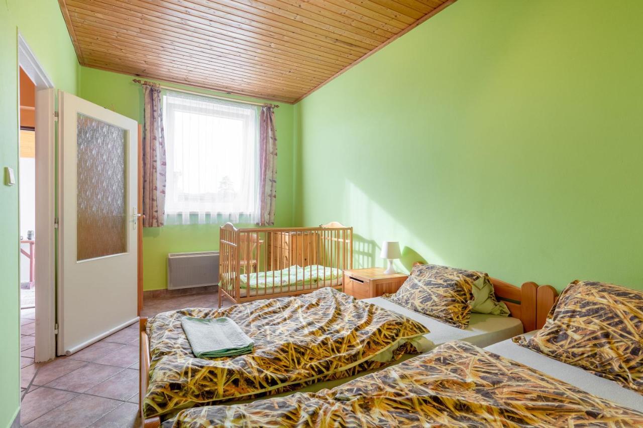 Farma Slunecny Dvur Apartmany A Family Stany Strecha Pod Strechou Hermanuv Mestec Buitenkant foto