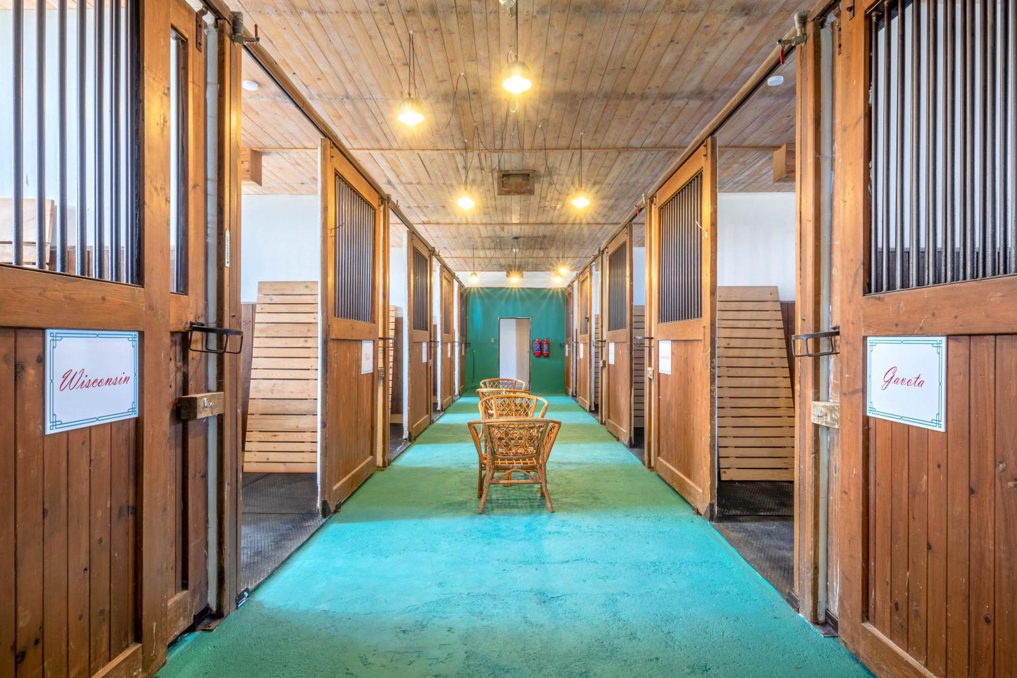 Farma Slunecny Dvur Apartmany A Family Stany Strecha Pod Strechou Hermanuv Mestec Buitenkant foto