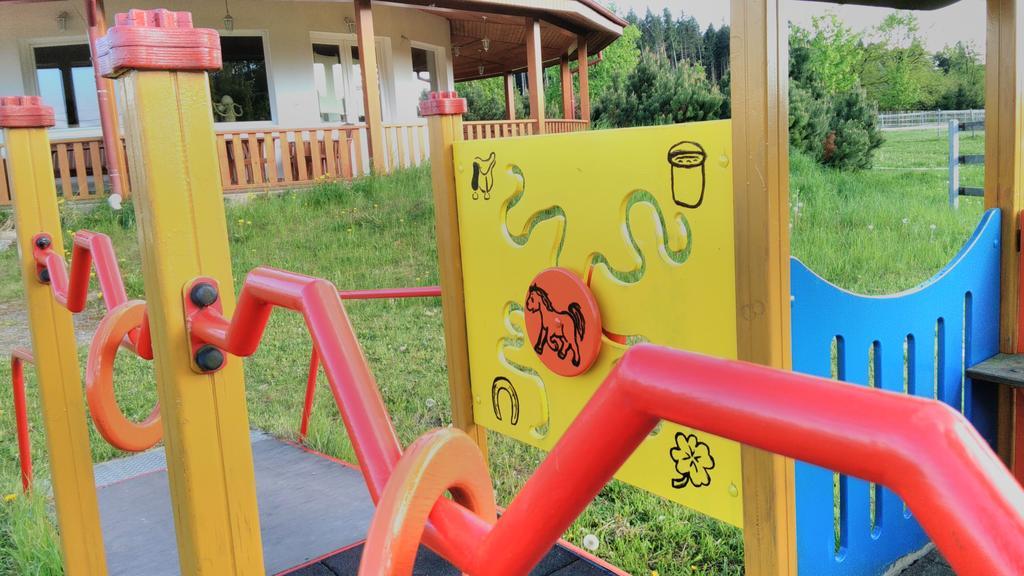 Farma Slunecny Dvur Apartmany A Family Stany Strecha Pod Strechou Hermanuv Mestec Buitenkant foto